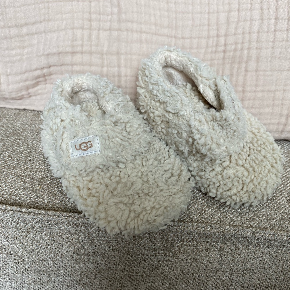 UGG SLIPPERS